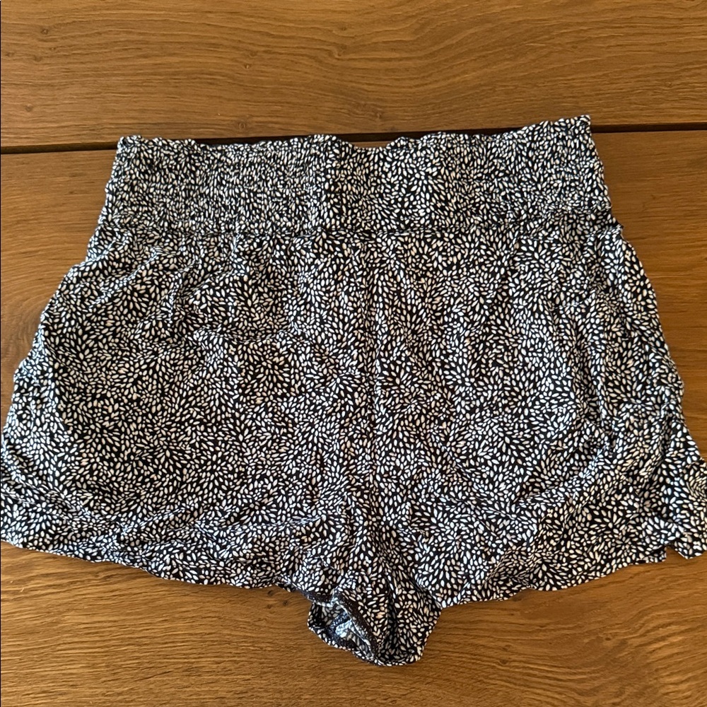 Abercrombie & Fitch Women's Black and White High Waist Shorts - Picture 3 of 5